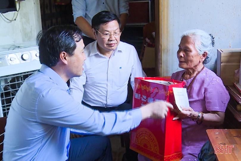 Bí thư Tỉnh ủy tặng quà gia đình chính sách gặp hoàn cảnh khó khăn tại TP Hà Tĩnh