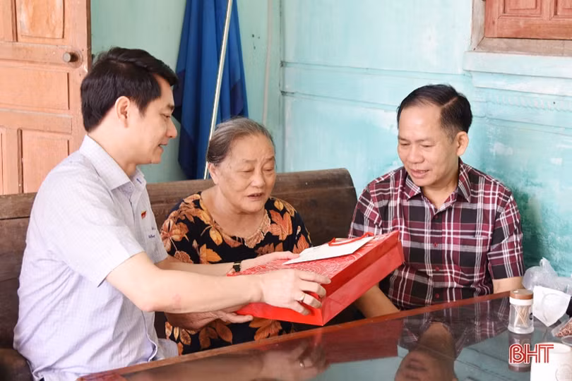 Đoàn ĐBQH Hà Tĩnh tặng quà các gia đình chính sách ở một số địa phương