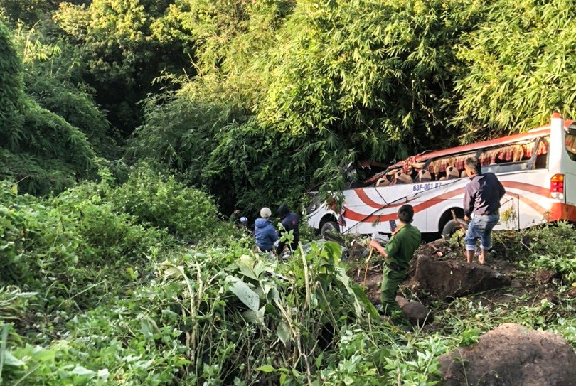 Xe chở đoàn khách du lịch lao xuống vực trên đèo Đại Ninh