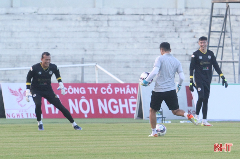 Người hâm mộ Hà Tĩnh chào đón thầy trò Hà Nội FC trong buổi tập làm quen sân