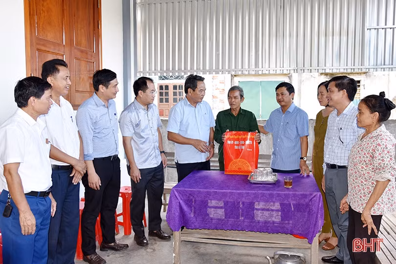 Lãnh đạo tỉnh tặng quà cho gia đình chính sách, người có công tại các địa phương