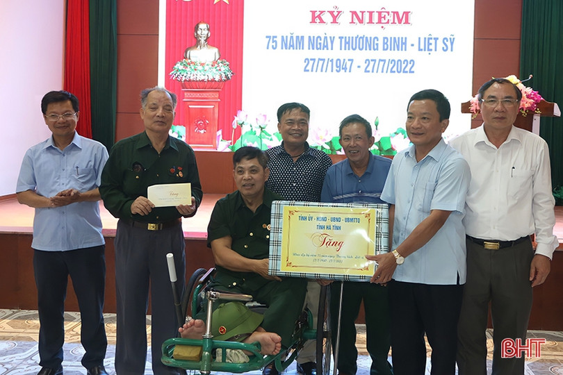 Lãnh đạo tỉnh tặng quà tại các cơ sở điều dưỡng thương bệnh binh ở Nghệ An