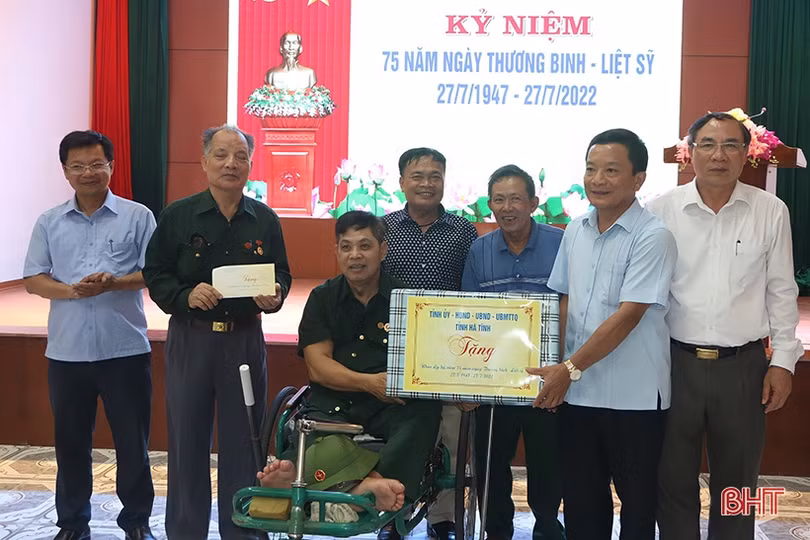 Lãnh đạo tỉnh tặng quà tại các cơ sở điều dưỡng thương bệnh binh ở Nghệ An