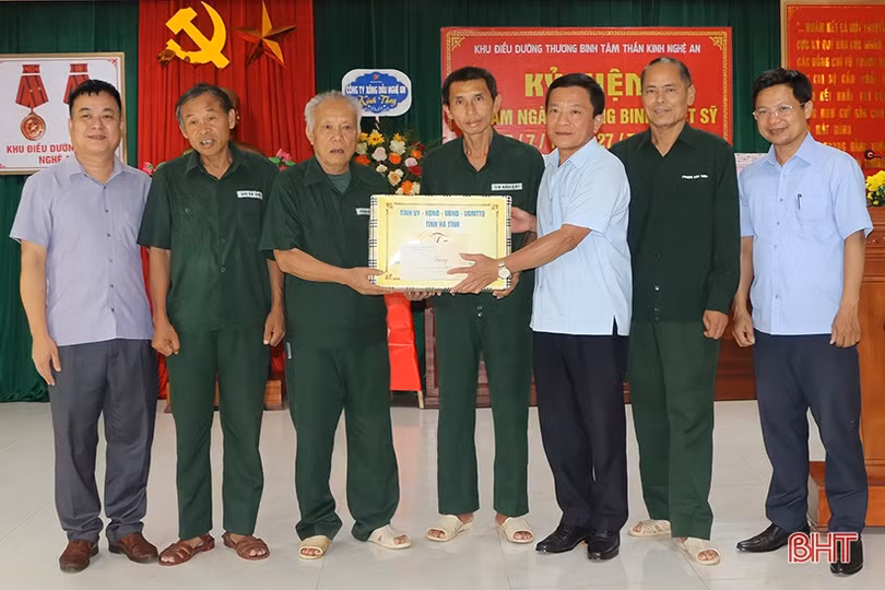 Lãnh đạo tỉnh tặng quà tại các cơ sở điều dưỡng thương bệnh binh ở Nghệ An