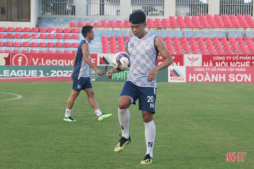 Người hâm mộ Hà Tĩnh chào đón thầy trò Hà Nội FC trong buổi tập làm quen sân