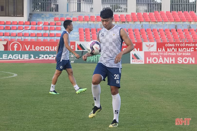 Người hâm mộ Hà Tĩnh chào đón thầy trò Hà Nội FC trong buổi tập làm quen sân