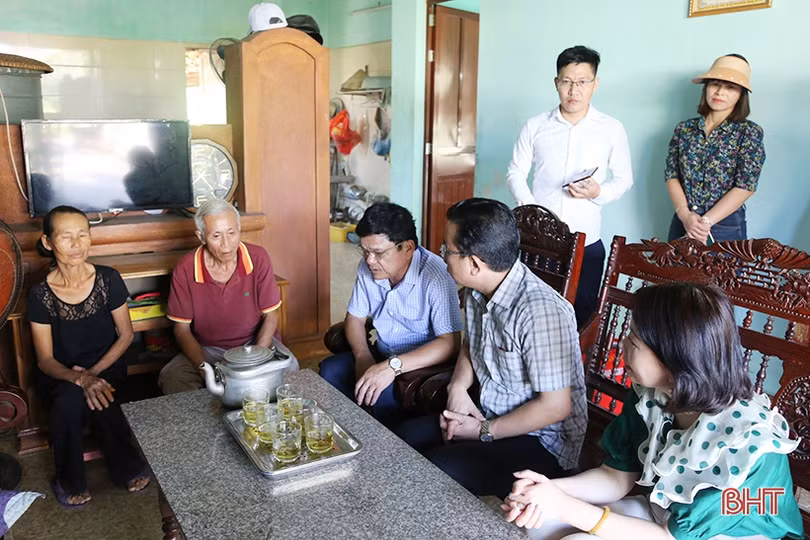 Lãnh đạo tỉnh tặng quà cho gia đình chính sách, người có công tại các địa phương