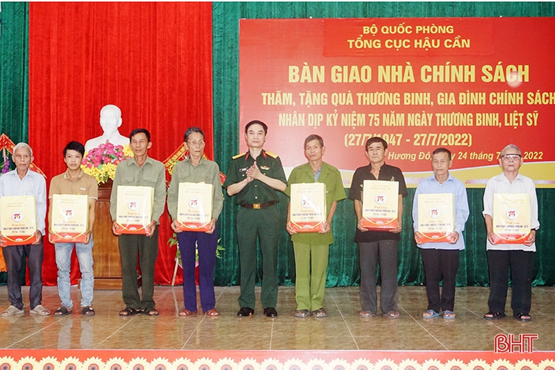 Tổng cục Hậu cần bàn giao nhà tình nghĩa, tặng quà cho đối tượng chính sách ở Hương Khê