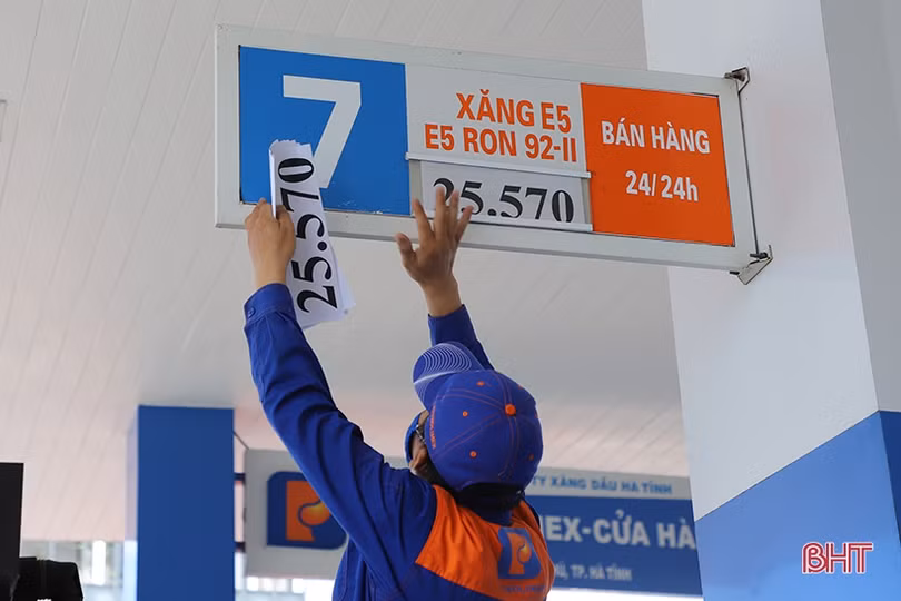 Người dân Hà Tĩnh hào hứng “nạp” nhiên liệu khi giá xăng, dầu giảm sâu