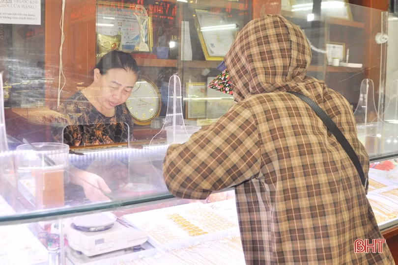 Giá vàng lên xuống từng ngày, người dân Hà Tĩnh chuyển hướng mua đầu tư