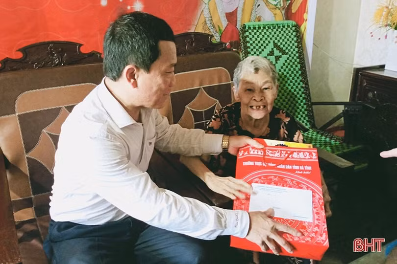 Lãnh đạo tỉnh tặng quà cho gia đình chính sách, người có công tại các địa phương