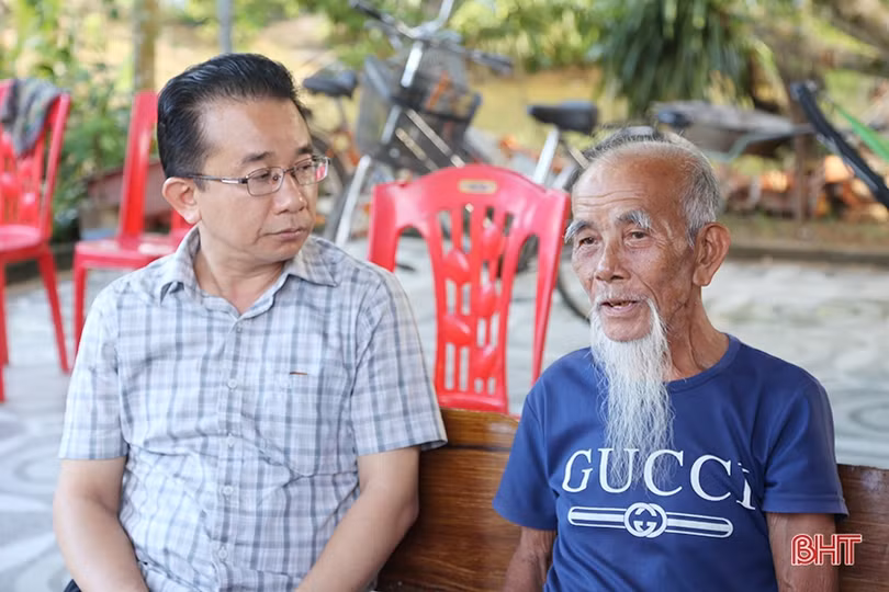 Lãnh đạo tỉnh tặng quà cho gia đình chính sách, người có công tại các địa phương