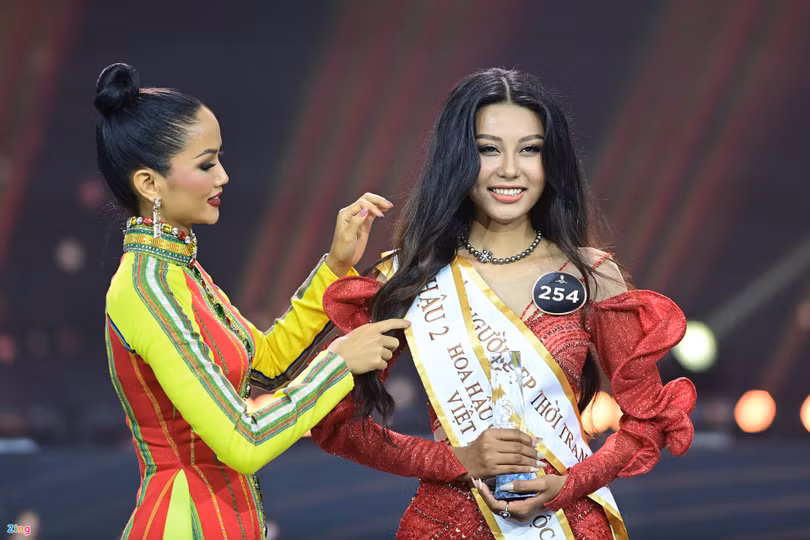 Quyết định khó hiểu với Hoa hậu Nông Thúy Hằng