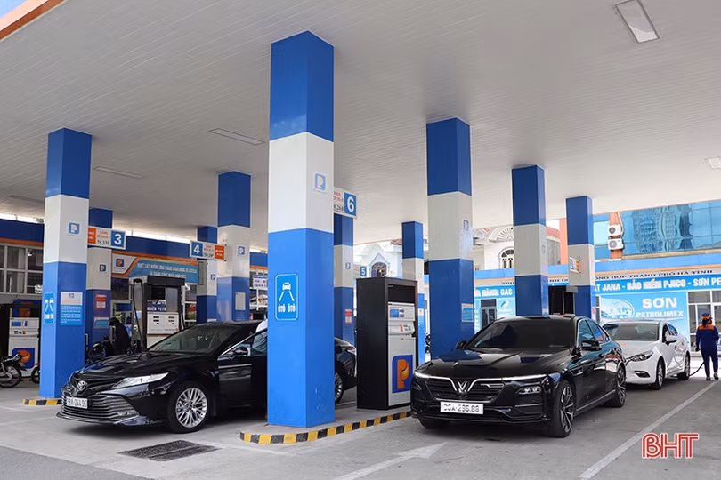 Người dân Hà Tĩnh hào hứng “nạp” nhiên liệu khi giá xăng, dầu giảm sâu