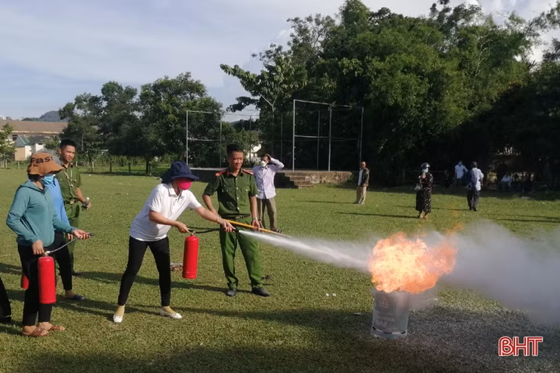 Trang bị kỹ năng phòng, chống cháy nổ cho người dân Hương Sơn