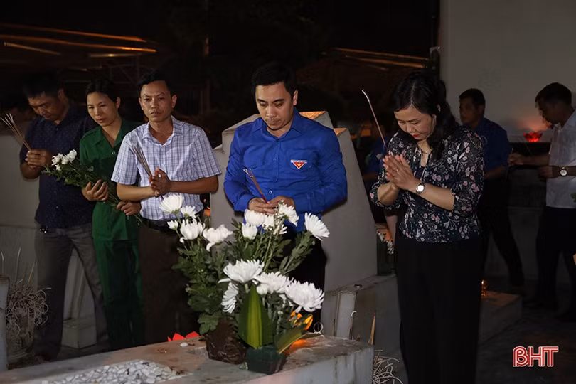 Tuổi trẻ Hà Tĩnh thắp nến tri ân các anh hùng liệt sỹ tại Ngã ba Đồng Lộc