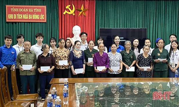 Đoàn đại biểu sinh viên Việt Nam tại 25 quốc gia dâng hương tại Ngã ba Đồng Lộc