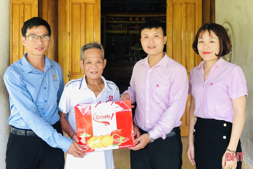 Ngân hàng CSXH Hà Tĩnh dành trên 65 triệu đồng tặng quà gia đình người có công