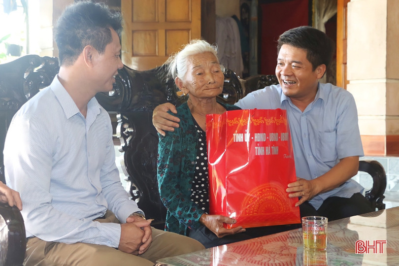 Chủ tịch Ủy ban MTTQ tỉnh thăm hỏi gia đình chính sách, người có công ở Vũ Quang