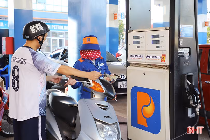 Người dân Hà Tĩnh hào hứng “nạp” nhiên liệu khi giá xăng, dầu giảm sâu