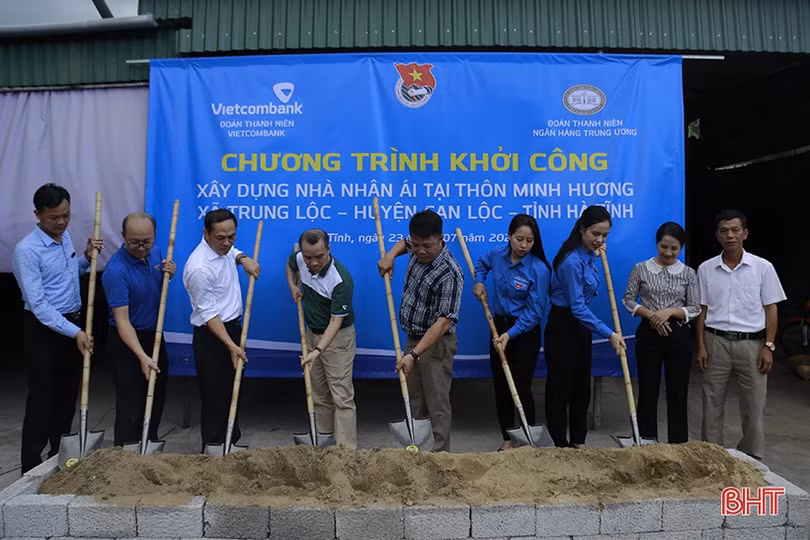 Tuổi trẻ Ngân hàng Trung ương và Vietcombank tặng quà tri ân dịp 27/7 tại Hà Tĩnh