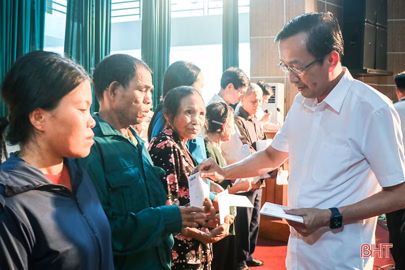 Trao tặng 100 suất quà cho gia đình chính sách, học sinh khó khăn ở Can Lộc