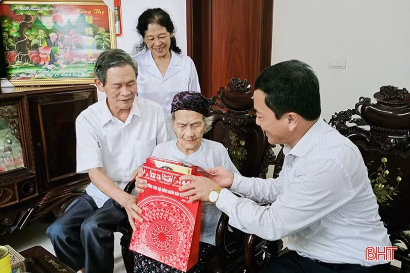 Lãnh đạo tỉnh tặng quà cho gia đình chính sách, người có công tại các địa phương