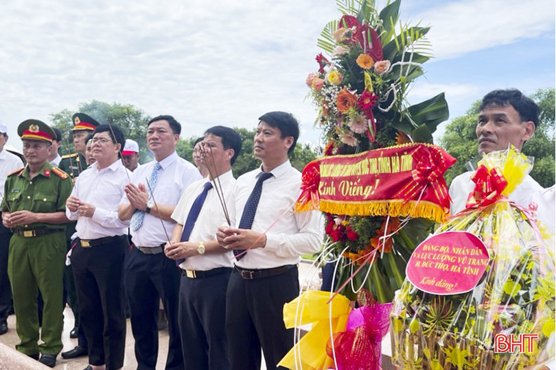 Lãnh đạo huyện Đức Thọ tri ân các anh hùng, liệt sỹ tại các nghĩa trang quốc gia