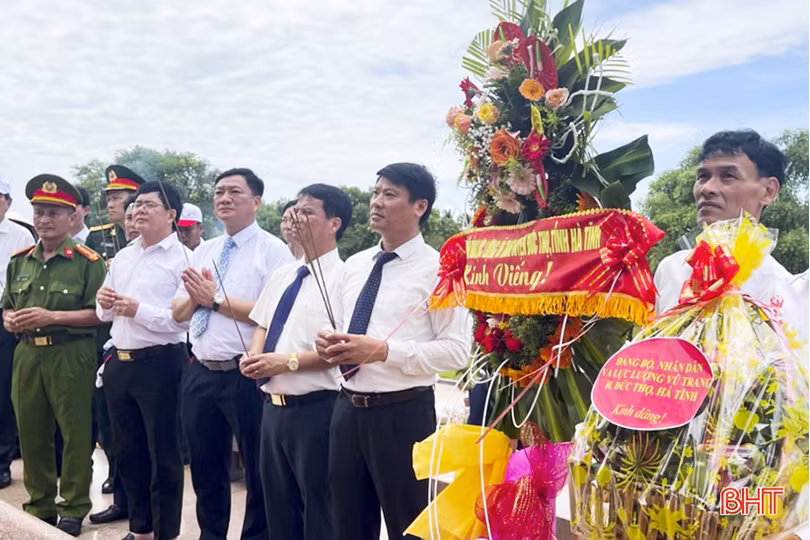 Lãnh đạo huyện Đức Thọ tri ân các anh hùng, liệt sỹ tại các nghĩa trang quốc gia