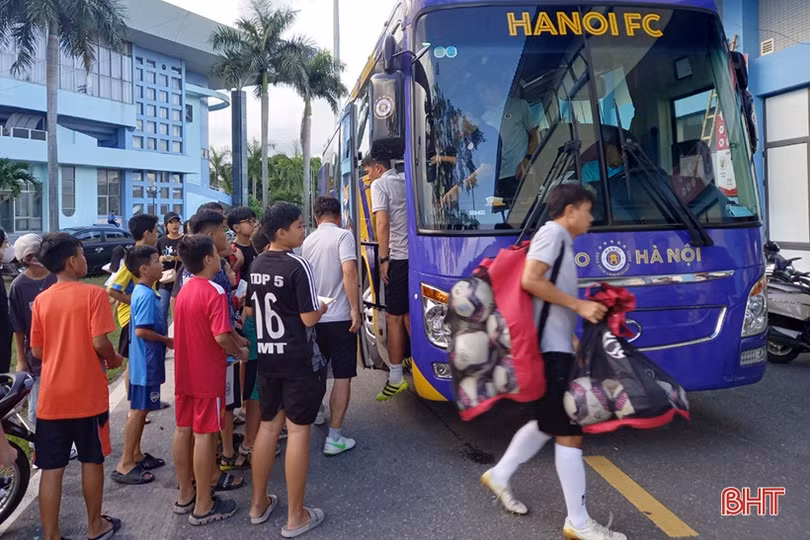 Người hâm mộ Hà Tĩnh chào đón thầy trò Hà Nội FC trong buổi tập làm quen sân