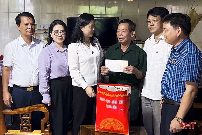 Lãnh đạo tỉnh tặng quà cho gia đình chính sách, người có công tại các địa phương