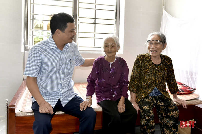 Lãnh đạo tỉnh tặng quà tại Trung tâm Điều dưỡng người có công và Bảo trợ xã hội Hà Tĩnh