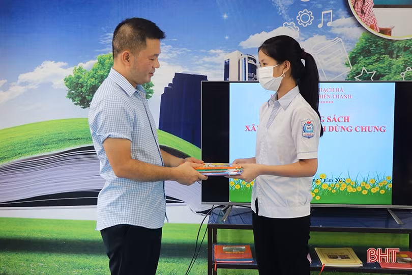 Tủ sách dùng chung cho học sinh nghèo Thạch Hà trước thềm năm học mới