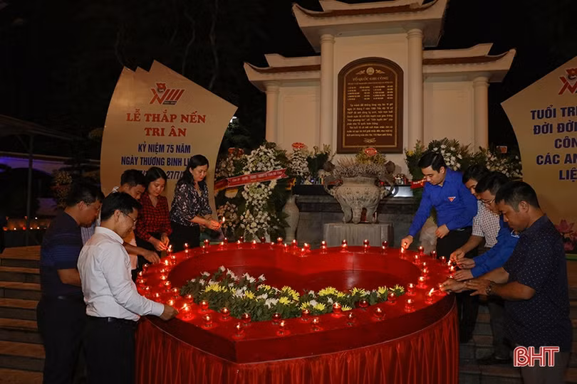 Tuổi trẻ Hà Tĩnh thắp nến tri ân các anh hùng liệt sỹ tại Ngã ba Đồng Lộc