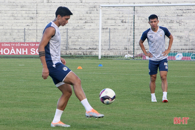 Người hâm mộ Hà Tĩnh chào đón thầy trò Hà Nội FC trong buổi tập làm quen sân