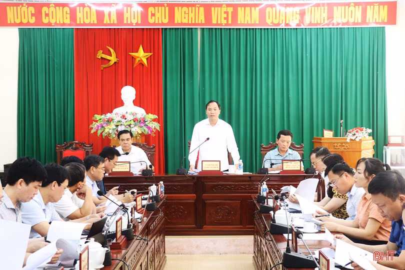 Bí thư Tỉnh ủy - Chủ tịch HĐND tỉnh Hoàng Trung Dũng, Chủ tịch UBND tỉnh Võ Trọng Hải và Phó Chủ tịch HĐND tỉnh Trần Văn Kỳ chủ trì buổi tiếp công dân định kỳ (Ảnh tư liệu).