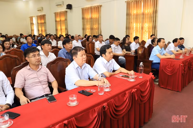 Hơn 1,6 tỷ đồng ủng hộ Quỹ Khuyến học Lê Hữu Trác