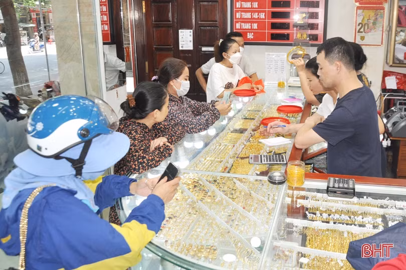 Giá vàng lên xuống từng ngày, người dân Hà Tĩnh chuyển hướng mua đầu tư