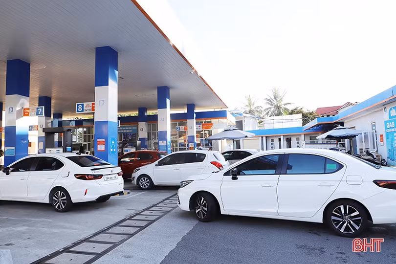 Người dân Hà Tĩnh hào hứng “nạp” nhiên liệu khi giá xăng, dầu giảm sâu