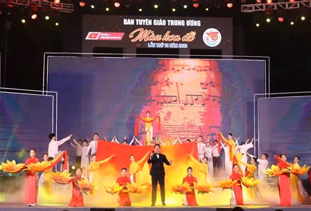 Xúc động Màu hoa đỏ” tại Nghĩa trang Liệt sỹ quốc gia Trường Sơn