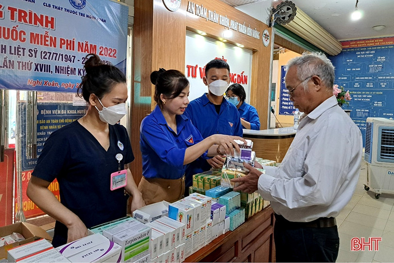 Tuổi trẻ Nghi Xuân khám, cấp thuốc miễn phí cho các gia đình chính sách