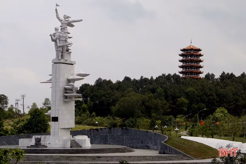 Ngã ba Đồng Lộc thu hút du khách trong ngày đầu năm mới