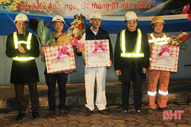 Tàu lớn “xông đất” Cảng Vũng Áng ngày đầu năm mới