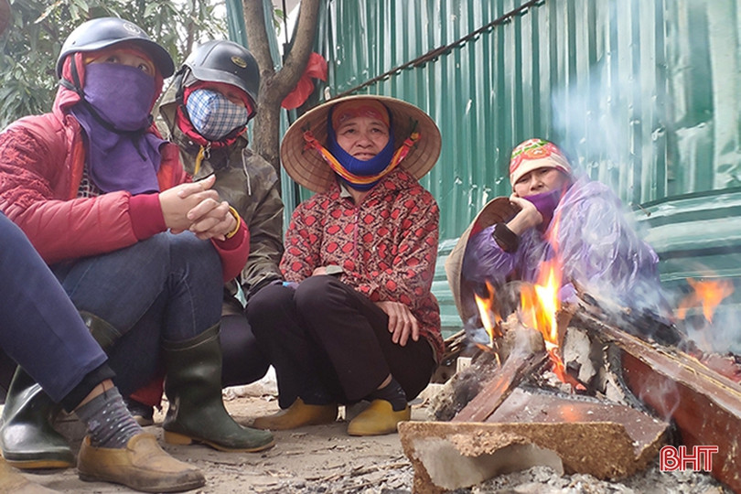 Người dân Hà Tĩnh đốt lửa chống đợt rét đậm những ngày đầu năm mới