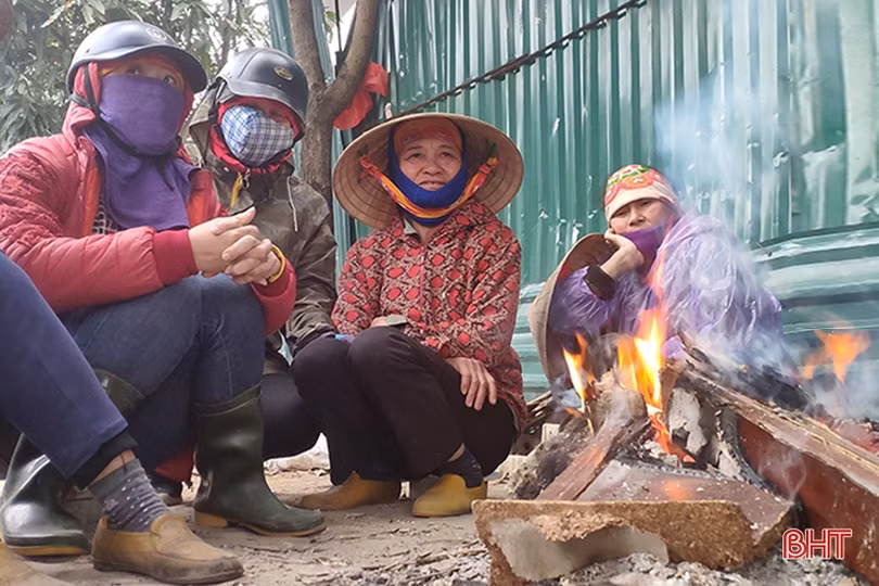 Người dân Hà Tĩnh đốt lửa chống đợt rét đậm những ngày đầu năm mới