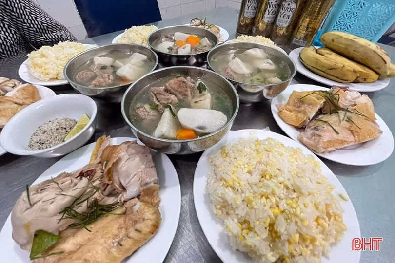 Ấm áp mâm cơm đầu năm ở Trung tâm Bảo trợ xã hội Hà Tĩnh