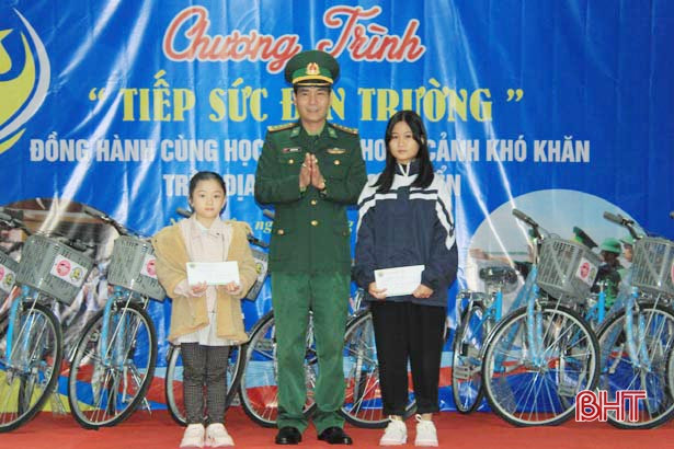 Biên phòng Lạch Kèn nâng bước em đến trường”