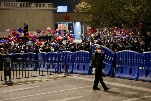 “Nghẹt thở” cảnh người Vũ Hán xuống đường đón năm mới