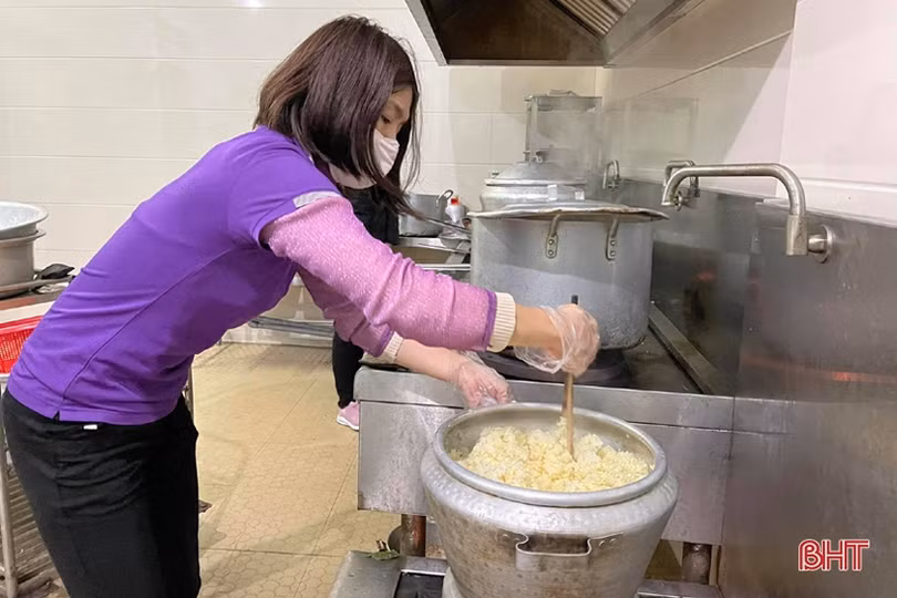 Ấm áp mâm cơm đầu năm ở Trung tâm Bảo trợ xã hội Hà Tĩnh