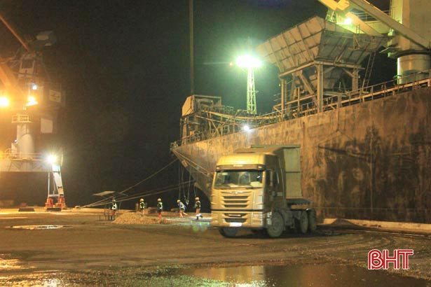 Tàu lớn “xông đất” Cảng Vũng Áng ngày đầu năm mới